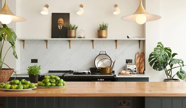 Trang trí phòng bếp với các loại cây xanh còn giúp tăng tính thẩm mỹ cho tổng thể không gian
