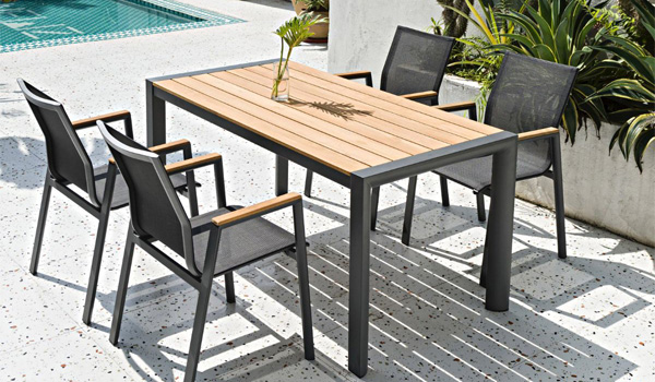 Bộ bàn ghế ngoài trời làm từ vật liệu sắt bền bỉ với mặt bàn gỗ sang trọng 