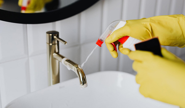 Mẹo đơn giản vệ sinh các thiết bị inox trong phòng tắm