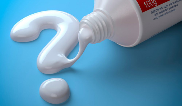 Sử dụng kem đánh răng để làm sạch cặn bẳn bám trên các thiết bị inox trong nhà tắm