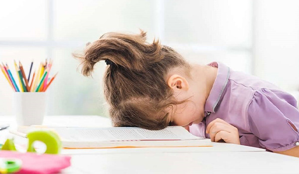 Không gian bị áp lực từ trên xuống có thể làm bé cảm thấy gò bó, không thoải mái
