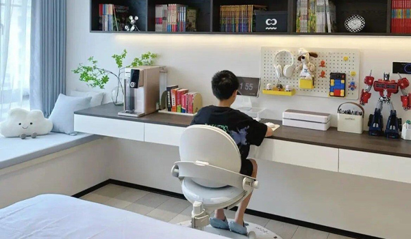 Đặt bàn học đối diện cửa ra vào làm giảm hiệu suất học tập