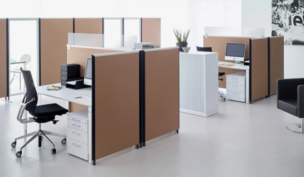 Ưu tiên chọn vách ngăn làm từ gỗ MDF phủ melanine giúp chống trầy xước, ẩm mốc và dễ dàng vệ sinh