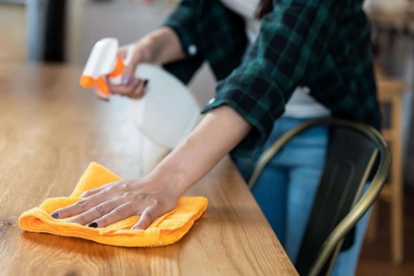 Cách Vệ Sinh Bàn Ghế Gỗ Dễ Dàng Mà Hiệu Quả Cao Tại Nhà