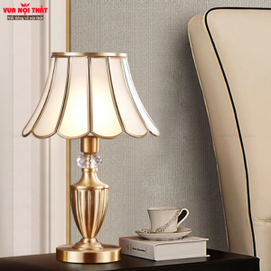 Đèn bàn đồng decor với phần chao đèn được thiết kế theo kiểu dáng hình hoa loa kèn