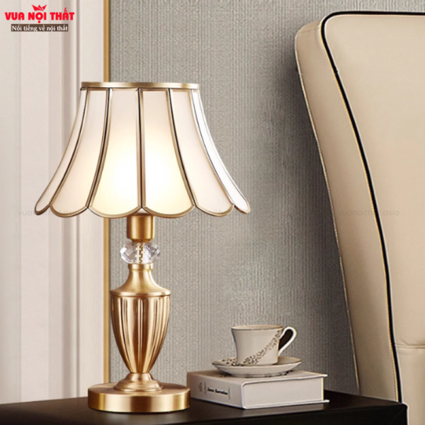 Đèn bàn đồng decor với phần chao đèn được thiết kế theo kiểu dáng hình hoa loa kèn