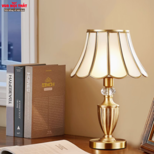 Đặc điểm nổi bật của đèn bàn đồng cổ điển sang trọng DTT64