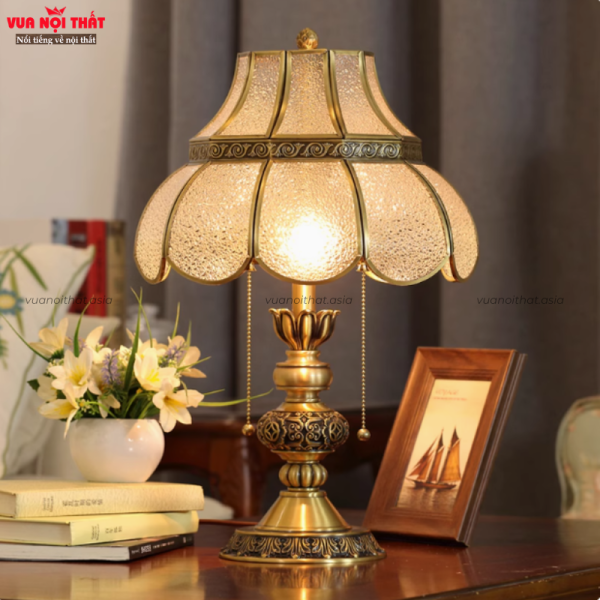 Đèn bàn decor DTT63 nổi bật với thiết kế sang trọng và tinh xảo