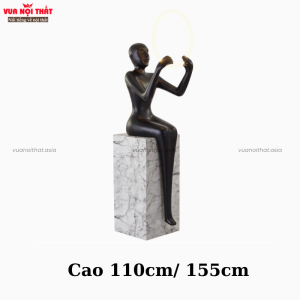 Tượng decor cô gái ngồi nâng vòng đèn TTT158 có 2 kích thước