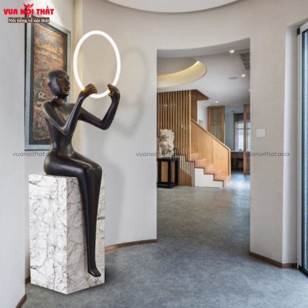 Đặc điểm nổi bật của tượng decor cô gái ngồi nâng vòng TTT158