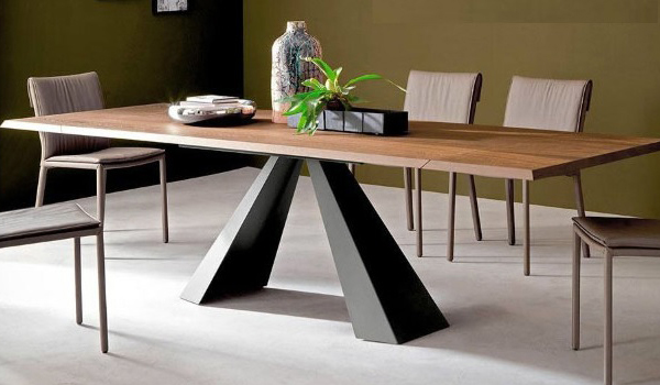 Chân sắt có thể gây trầy xước mặt sàn nhà nếu không được gắn đệm cao su hoặc nỉ ở phía dưới