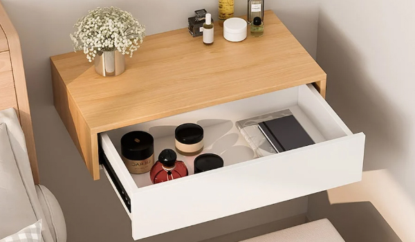 Lau chùi định kỳ bằng khăn mềm, tránh dùng các loại chất tẩy mạnh 