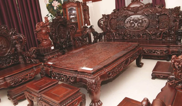 Gỗ sơn huyết được sử dụng để sản xuất các sản phẩm nội thất như bàn, ghế, giường, tủ, sập,...