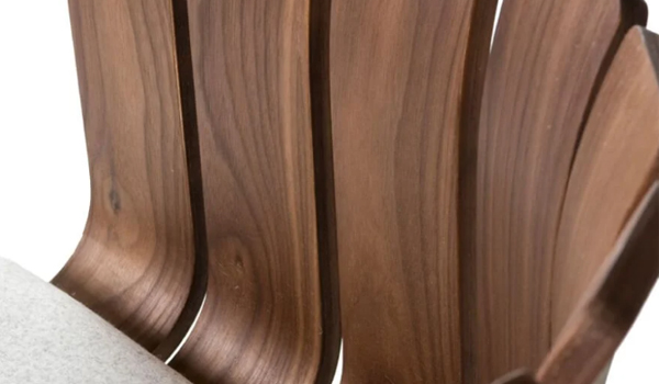 Vân gỗ walnut rất đẹp, tự nhiên, uốn lượn mềm mại như sóng nước