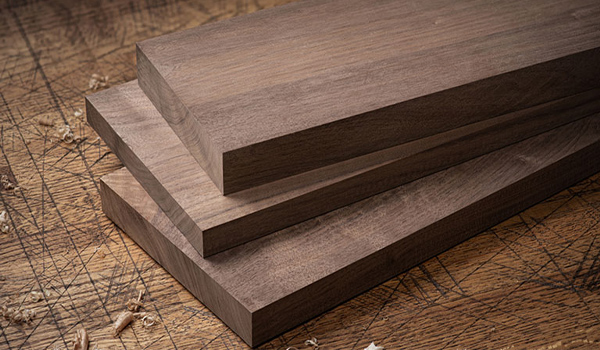 Gỗ walnut nổi tiếng với vẻ đẹp tự nhiên, độ bền vượt trội & khả năng chống chịu tốt