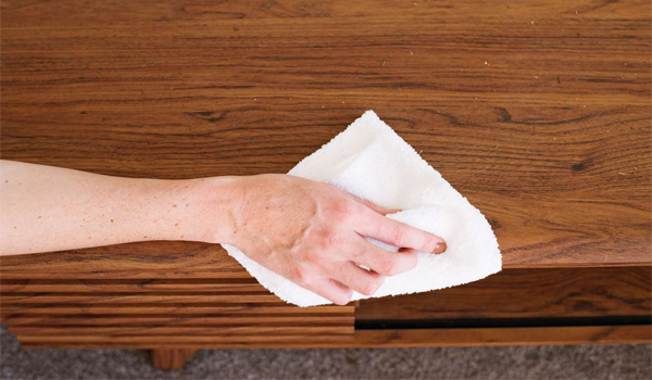 Hướng dẫn cách bảo quản và lau bàn ghế gỗ óc chó sạch