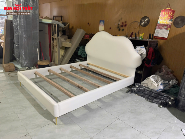 Khung giường làm từ gỗ tần bì cao cấp, chịu lực tốt