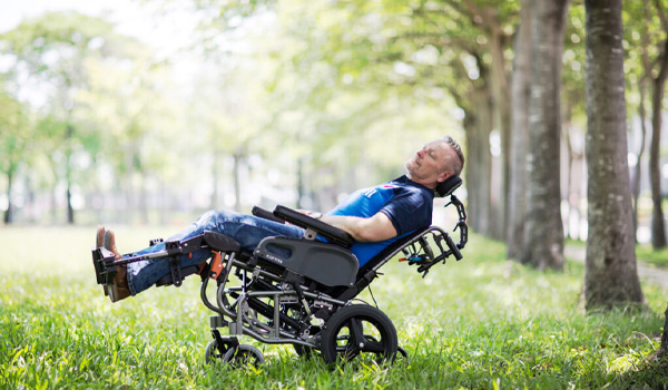 Cách sử dụng xe lăn an toàn và hiệu quả cho người cao tuổi