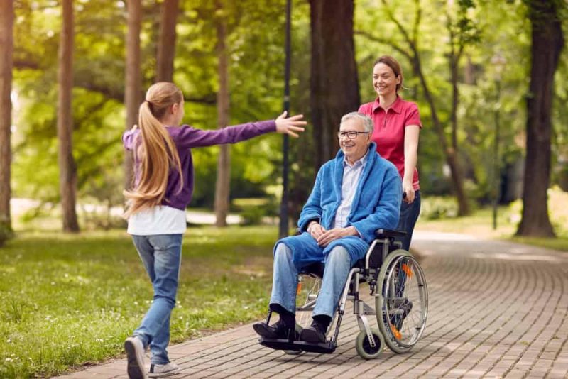 Có nên mua xe lăn cũ đã qua sử dụng hay không?