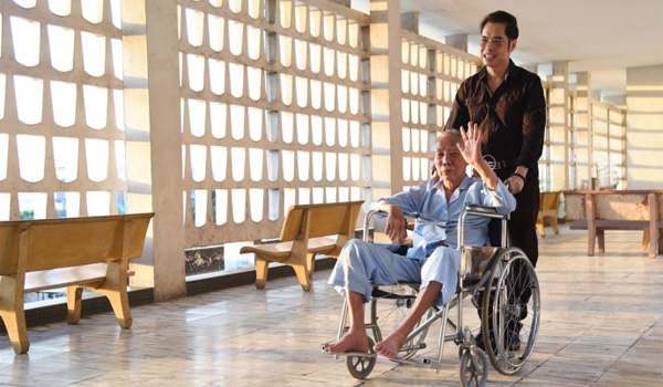 Kích thước xe lăn phải phù hợp với cơ thể người sử dụng để đảm bảo sự thoải mái.