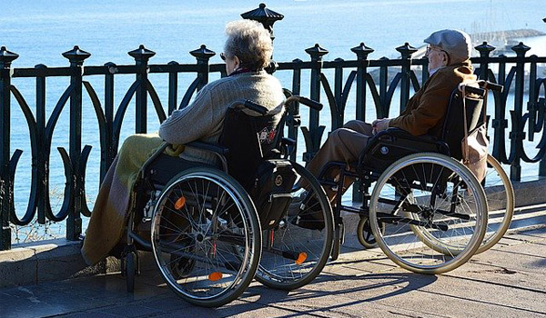 Ưu tiên các mẫu xe lăn có tựa lưng êm ái, thoáng khí để tránh mỏi lưng khi ngồi lâu