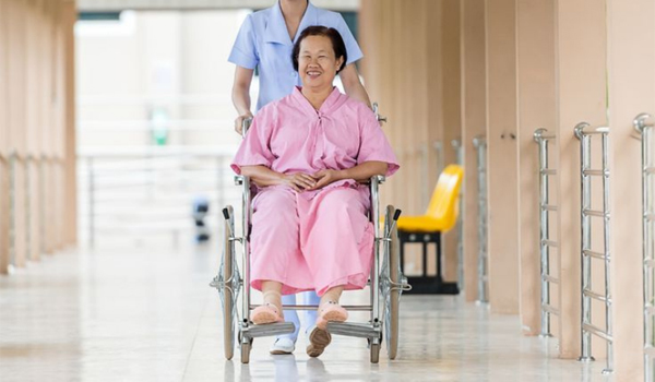 Những sai lầm phổ biến khi chọn mua xe lăn cho người già