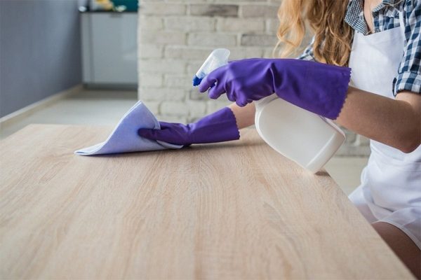 Lựa chọn chất tẩy rửa phù hợp với từng chất liệu bàn Mỗi chất liệu bàn như gỗ, kính, đá hay inox đều có đặc tính riêng, vì vậy cần chọn dung dịch vệ sinh chuyên dụng để tránh làm hỏng bề mặt. Đặc biệt, tránh sử dụng các loại chất tẩy rửa mạnh hoặc chứa axit, cồn, clo. Bởi vì những hoạt chất này rất dễ gây bong tróc sơn, ăn mòn hoặc làm xước bề mặt bàn. Thay vào đó, nên chọn các dung dịch có độ pH trung tính, lau bằng khăn mềm ẩm. Và thường xuyên bảo dưỡng định kỳ để bàn ăn luôn sáng bóng và bền màu như mới.