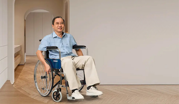 Ngồi thẳng lưng, không nghiêng người về một bên, tránh lệch trọng tâm