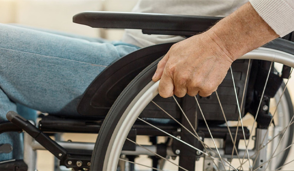 Xe lăn được vệ sinh thường xuyên giúp đảm bảo an toàn tuyệt đối cho người sử dụng