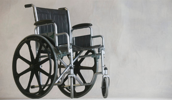 Xe lăn đa năng được thiết kế với nhiều tính năng hỗ trợ ngoài chức năng di chuyển cơ bản