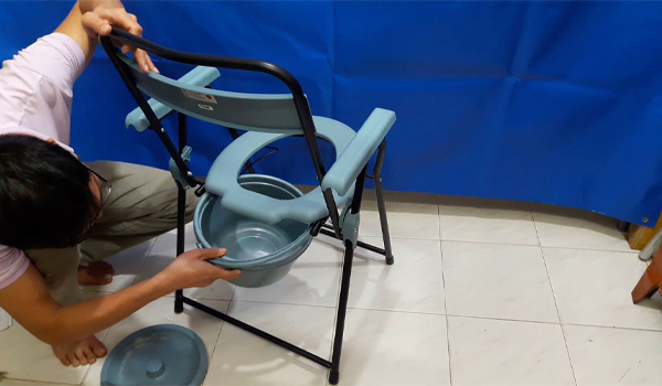 Hướng dẫn sử dụng ghế bô vệ sinh đúng cách cho người già