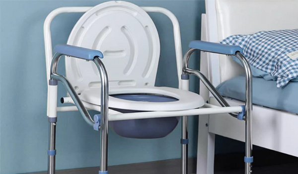 Ghế bô cho người già được tích hợp bô chứa chất thải ngay bên dưới ghế ngồi