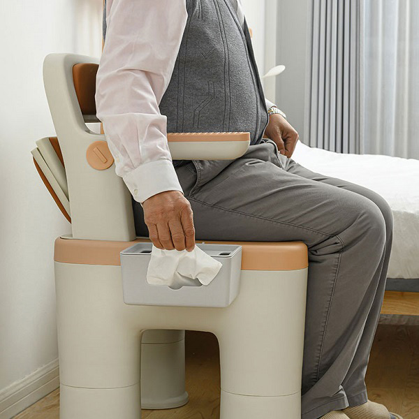 Ghế ngồi có bô giúp người già vệ sinh ngay tại chỗ, không cần di chuyển xa