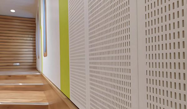 Ưu tiên chọn vách gỗ MDF chống ẩm phủ melamine hoặc vách nỉ có khung nhôm sơn tĩnh điện để tăng tuổi thọ