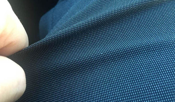 Vải polyester dễ sinh tĩnh điện, có thể gây cảm giác khó chịu khi tiếp xúc