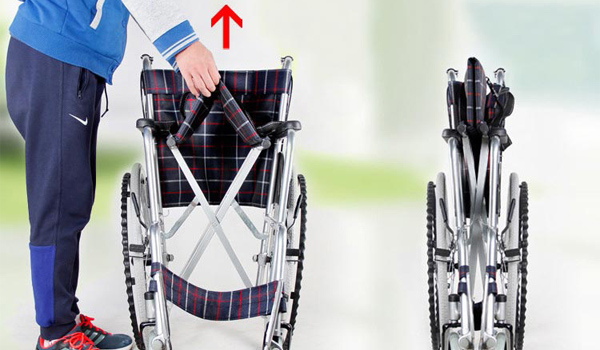 Lựa chọn loại xe lăn có thể gấp gọn để tiện lợi trong quá trình sử dụng