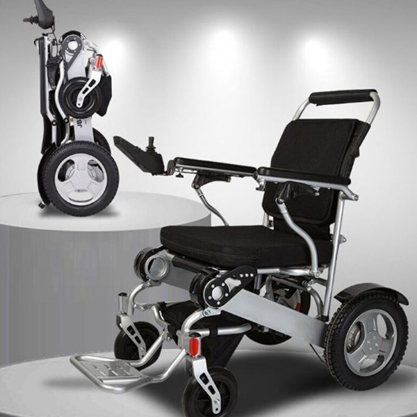 Với xe lăn điện, cần kiểm tra dung lượng pin & sạc đầy trước khi đi xa