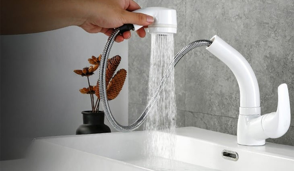 Vòi nước kéo dài được thiết kế với đầu vòi có thể kéo ra linh hoạt