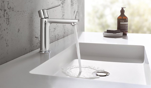 Vòi lavabo tay gạt có thiết kế nhỏ gọn, được gắn trực tiếp trên chậu rửa mặt