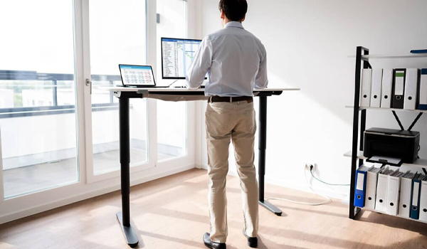 Đứng làm việc giúp cột sống được duỗi thẳng, giám áp lực lên các khớp & cơ