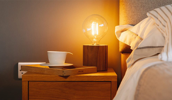 Cách chọn đèn bàn tốt nhất cho phòng ngủ của bạn