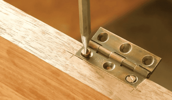 Cách lắp bản lề giảm chấn cho tủ bếp