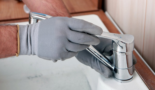 Ốc siết quá cứng khiến gãy ren, làm nứt lavabo, rách gioăng cao su,...