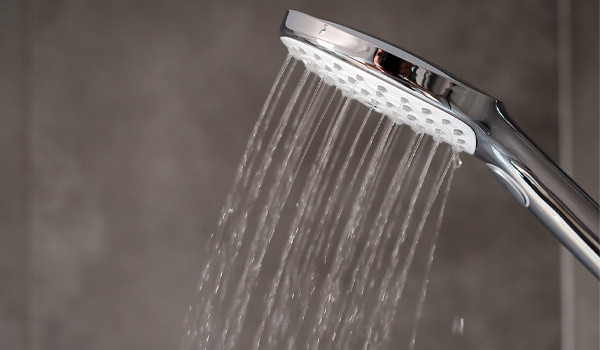 Có nhiều nguyên nhân khiến áp lực nước vòi sen bị yếu