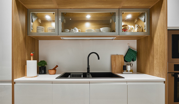 Lắp đèn LED âm trong tủ kính trưng bày để làm nổi bật ly/tách, chén đĩa,...