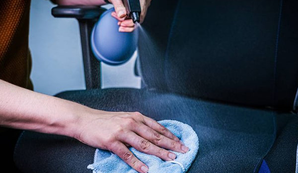 Xịt giấm pha loãng hoặc dung dịch baking soda để khử mùi hôi cho ghế