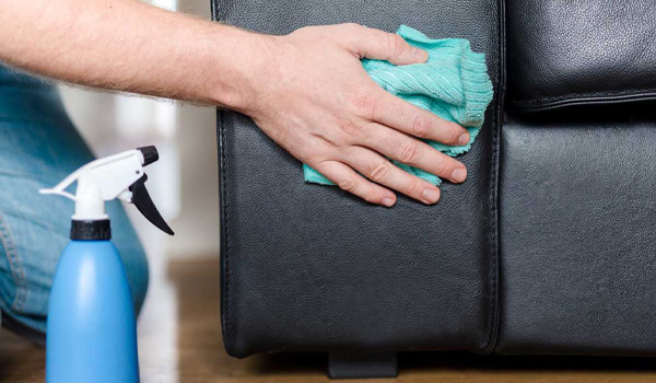 Sử dụng khăn microfiber mềm để lau sạch lớp bụi bám trên bề mặt