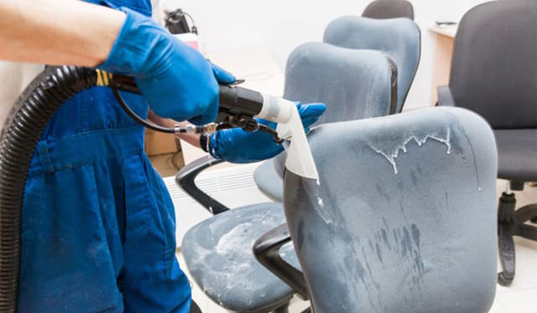 Tập trung vào các khu vực dễ giữ bụi như mép ngồi, lưng tựa & các đường may