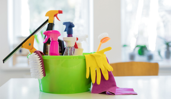 Chuẩn bị đầy đủ các dụng cụ trước khi tiến hành vệ sinh bồn cầu thông minh