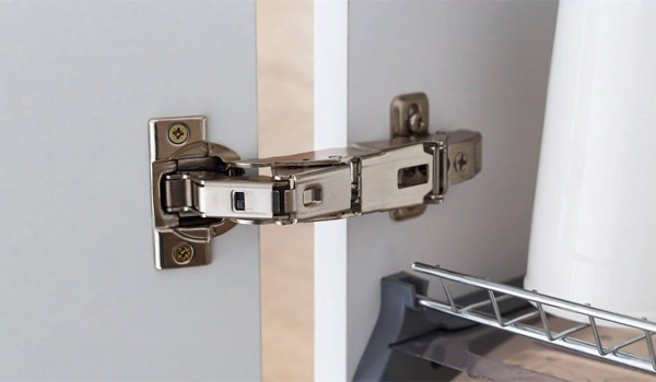 Bản lề tủ bếp là bộ phận kết nối giữa cánh tủ & khoang tủ, cho phép cánh tủ đóng/mở linh hoạt